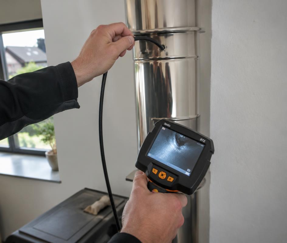 Camera-inspectie van een rookkanaal (sfeerfoto)
